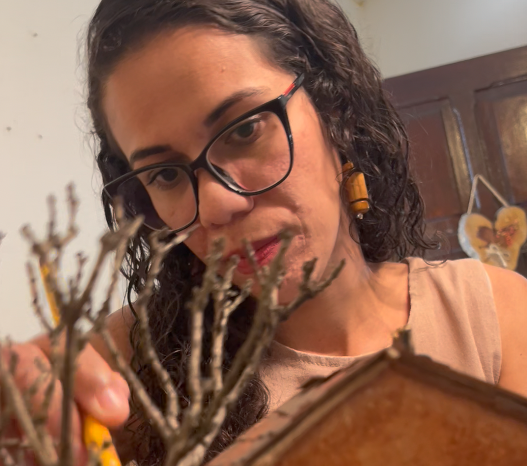 Sthefany Carneiro produzindo em seu ateliê